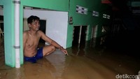 Sebelumnya, banjir merendam permukiman di Kampung Arus RT 10 RW 02, Cawang, Jakarta Timur. Ketinggian banjir sudah lebih dari 1 meter.