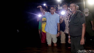 Aksi Sandiaga Tinjau Lokasi Banjir di Kampung Arus