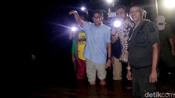 Aksi Sandiaga Tinjau Lokasi Banjir di Kampung Arus