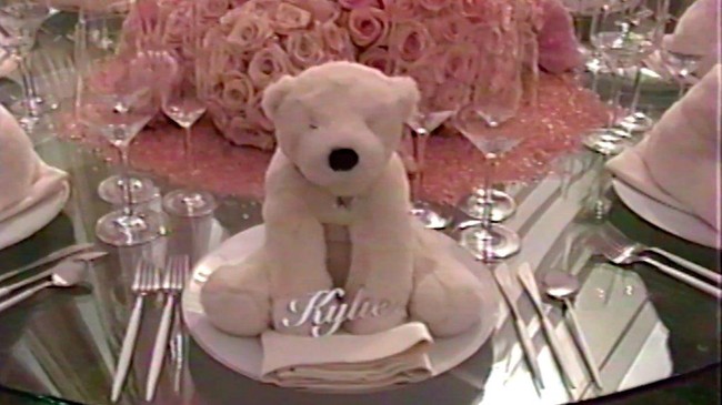 Dekorasi pesta yang cantik dan girlie dengan ornamen mawar pink berwarna pink pastel. Foto: istimewa