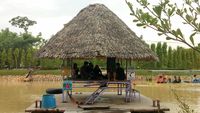 Saung di tepi danau (Raja Adil Siregar/detikTravel)
