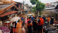 Para warga yang terdampak banjir ini mengungsi ke tempat yang lebih tinggi dan aman.