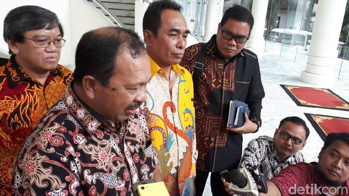 Foto: Dirjen Penguatan Inovasi Kemenristekdikti Jumain Appe (kiri). Rektor Universitas Pattimura Martinus Johanes Saptenno (kanan)/ Foto: Noval detikFinance Foto: Dirjen Penguatan Inovasi Kemenristekdikti Jumain Appe (kiri). Rektor Universitas Pattimura Martinus Johanes Saptenno (kanan)/ Foto: Noval detikFinance