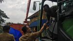 Penampakan 200 Ton Sampah yang Diangkut dari Pintu Air Manggarai