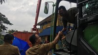 Anies juga sempat menyapa petugas yang membersihkan sampah di pintu air Manggarai. (Indra Komara-detikcom)