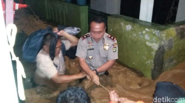 Arus Banjir di Kebon Baru Jaksel Deras, Petugas Evakuasi Anak-anak 