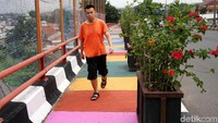Warga melintas di trotoar pelangi di Jalan Jembatan Kranji, Bekasi, Jawa Barat, Senin (5/2/2018).