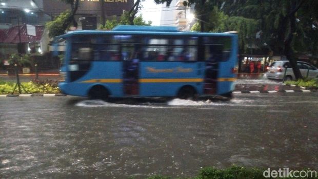 Jalan Bungur Besar, Jakpus, depan Pengadilan Tipikor tergenang, Senin (5/2/2018)
