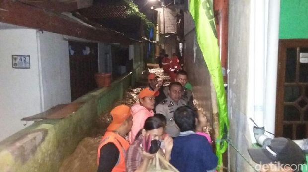 Arus Banjir di Kebon Baru Jaksel Deras, Petugas Evakuasi Anak-anak 