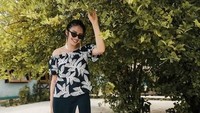 Penampilannya dengan atasan berpotongan sabrina dan rok hitam berbelahan tinggi. (Dok. Instagram/achasinaga)