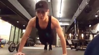 Push up dan pull up adalah latihan klasik yang sering ditambahkan Jackson di setiap sesi olahraganya. (Foto: V Live)