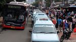 Angkot dan TransJ Berbagi Penumpang di Tanah Abang