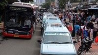 Kini angkot diperbolehkan ngetem di depan Stasiun Tanah Abang, Jakarta Pusat. Namun jumlah yang diperbolehkan ngetem maksimal hanya 15 angkot.