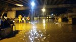 Potret Warga yang Kebanjiran di Bawah Flyover Rawajati