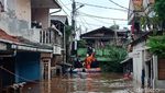 Foto: Saat Petugas Damkar Evakuasi Korban Banjir di Rawajati Jaksel