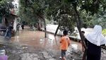 Foto: Derasnya Arus Sungai Ciliwung di Depok, Warga Diimbau Waspada