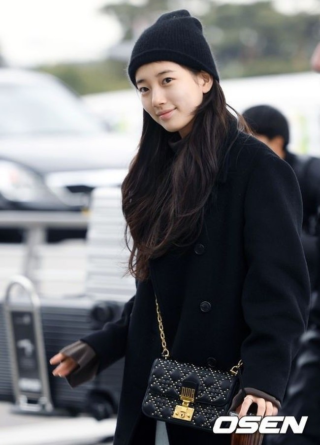 Pemain While You Were Sleeping, Bae Suzy juga tetap tampil menawan meski tanpa makeup saat terlihat di bandara Incheon beberapa waktu lalu. Foto: Istimewa