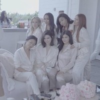 Dalam video yang diunggahnya di YouTube, terlihat para tamu memakai piama satin silk warna champagne. Foto: istimewa