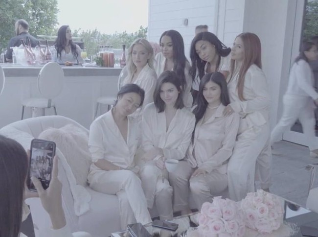 Dalam video yang diunggahnya di YouTube, terlihat para tamu memakai piama satin silk warna champagne. Foto: istimewa