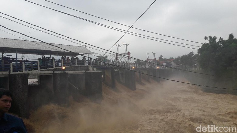 Bendung Katulampa Bogor Masih Siaga 4 Bendung Katulampa Bogor Masih Siaga 4