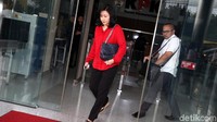 Esther keluar dari gedung KPK sekitar pukul 15.30 WIB, Senin (5/2/2018). Dia didampingi seorang pria.