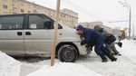Foto: Kerja Keras Bersihkan Salju Tebal di Jantung Kota Moskow