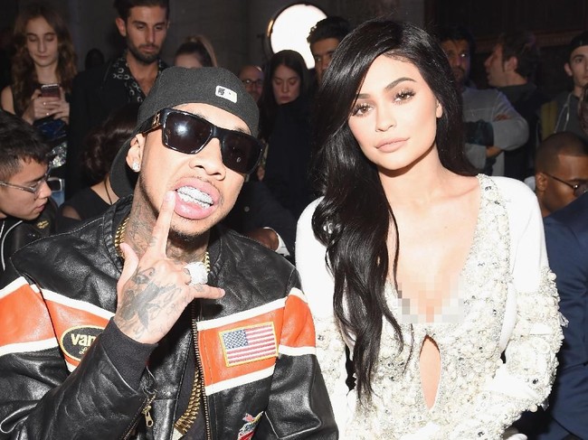 Sebelum keduanya putus, Kylie Jenner dan Tyga merayakan Valentine dengan cara romantis. Keduanya berkeliling New York menggunakan helikopter. Tyga juga memberikan Kylie Jenner sebuah hadiah jam seharga US$ 50 ribu atau sekitar Rp 700 juta.  Foto: Getty Images
