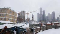 Truk yang mengangkut salju terlihat di kawasan Moscow International Business Center atau dikenal dengan Moskva City (Foto: Dok. REUTERS/Maxim Shemetov)