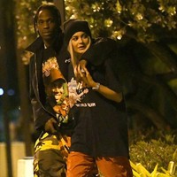 16 April 2017, Kylie digosipkan pacaran dengan Travis Scott setelah keduanya terlihat mesra saat datang bersama ke Coachella.  Foto: Ist.