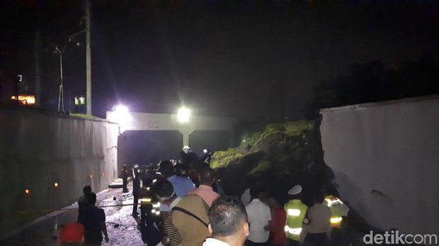 3 Ekskavator Terus Keruk Tanah Longsor yang Timbun Mobil di Soetta