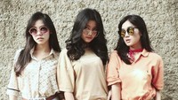 Di film Dilan 1990, Vanesha Prescilla, Yoriko Angeline, dan Zulfa Maharani tampil sebagai tiga sahabat. Ternyata di dunia nyata, mereka juga berteman. Ini penampilan mereka. Foto: Instagram