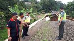 Potret Ngeri Rel Kereta di Bogor yang Menggantung karena Longsor