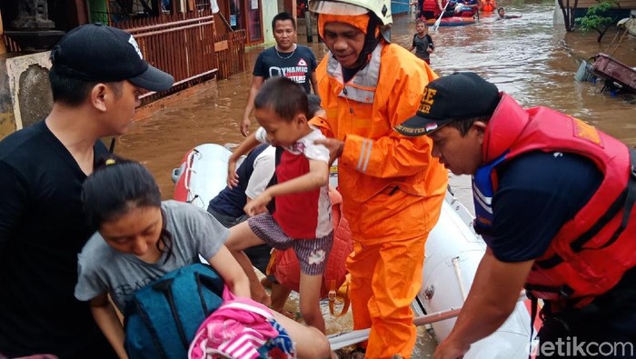 Petugas Damkar Bantu Evakuasi Korban Banjir di Rawajati Jaksel