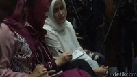 Pantauan dari lokasi, Deisti sesekali berbincang dengan rekannya yang duduk di bangku depan pengunjung sidang.