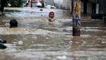 Begini Proses Evakuasi Korban Banjir di Gang Buntu Pasar Minggu