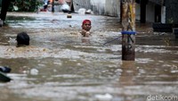 Banjir di kawasan tersebut bahkan sampai setinggi perut orang dewasa.