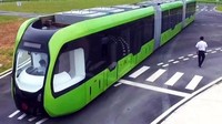 Berbeda dengan kereta tanpa rel milik Kim Jong Un yang berwarna biru, kereta tanpa rel di China ini berwarna hijau kontras. (Istimewa/Inhabitat).