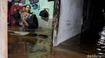 Warga Rawajati Evakuasi Harta Benda di Tengah Banjir