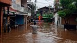 Foto: Saat Petugas Damkar Evakuasi Korban Banjir di Rawajati Jaksel