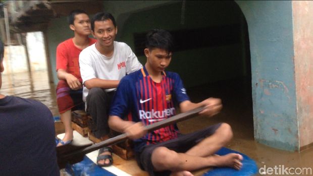  Banjir merendam permukiman di Kampung Arus RT 10/RW 02, Cawang, Jakarta Timur, Senin (5/2/2018)