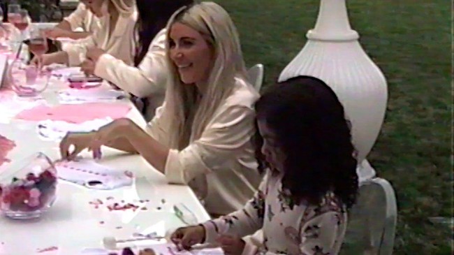 Baby shower serba pink dan bertema pajamas party itu dihadiri keluarga dan teman-teman terdekatnya. Foto: istimewa