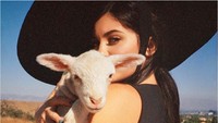 Foto ini juga dipercaya sebagai cara Kylie Jenner menyembunyikan perut hamilnya. Sama sekali tak terlihat kan? Foto: Instagram