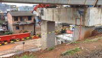 Foto: Lokasi jatuhnya launcher girder crane pagi ini masih dipasangi garis polisi dan disterilkan. Fotografer: Ibnu Hariyanto/detikcom