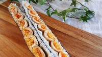 Onigiri buatan Noriko ini ternyata mudah dibuat, lho. Anda hanya perlu menyiapkan nasi yang sudah dipipihkan di atas nori lalu jejerkan telur di atasnya. Kemudian tutupi semuanya dengan nori dan belah nasi kepalnya. Jadi, deh! Foto: Instagram @noriko0o