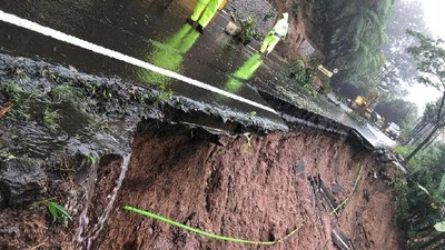 Foto: Longsor di Jalur Puncak yang Bikin Aspal Jalan Menggantung