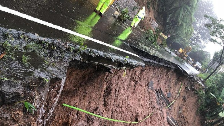 Bahu Jalan di Puncak Ambrol, Tanah Longsor 15 Meter ke Jurang Bahu Jalan di Puncak Ambrol, Tanah Longsor 15 Meter ke Jurang