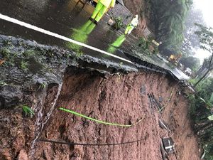 Bahu Jalan di Puncak Ambrol, Tanah Longsor 15 Meter ke Jurang