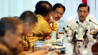 Luhut Panjaitan, Sofyan Djalil, dan beberapa menteri berdiskusi di sela-sela rapat.
