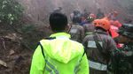 Dramatis, Ini Detik-detik Evakuasi Korban Tertimbun Longsor Puncak