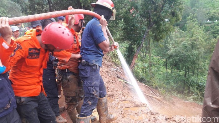Tim Gabungan Cari Korban yang Tertimbun Longsor di Puncak